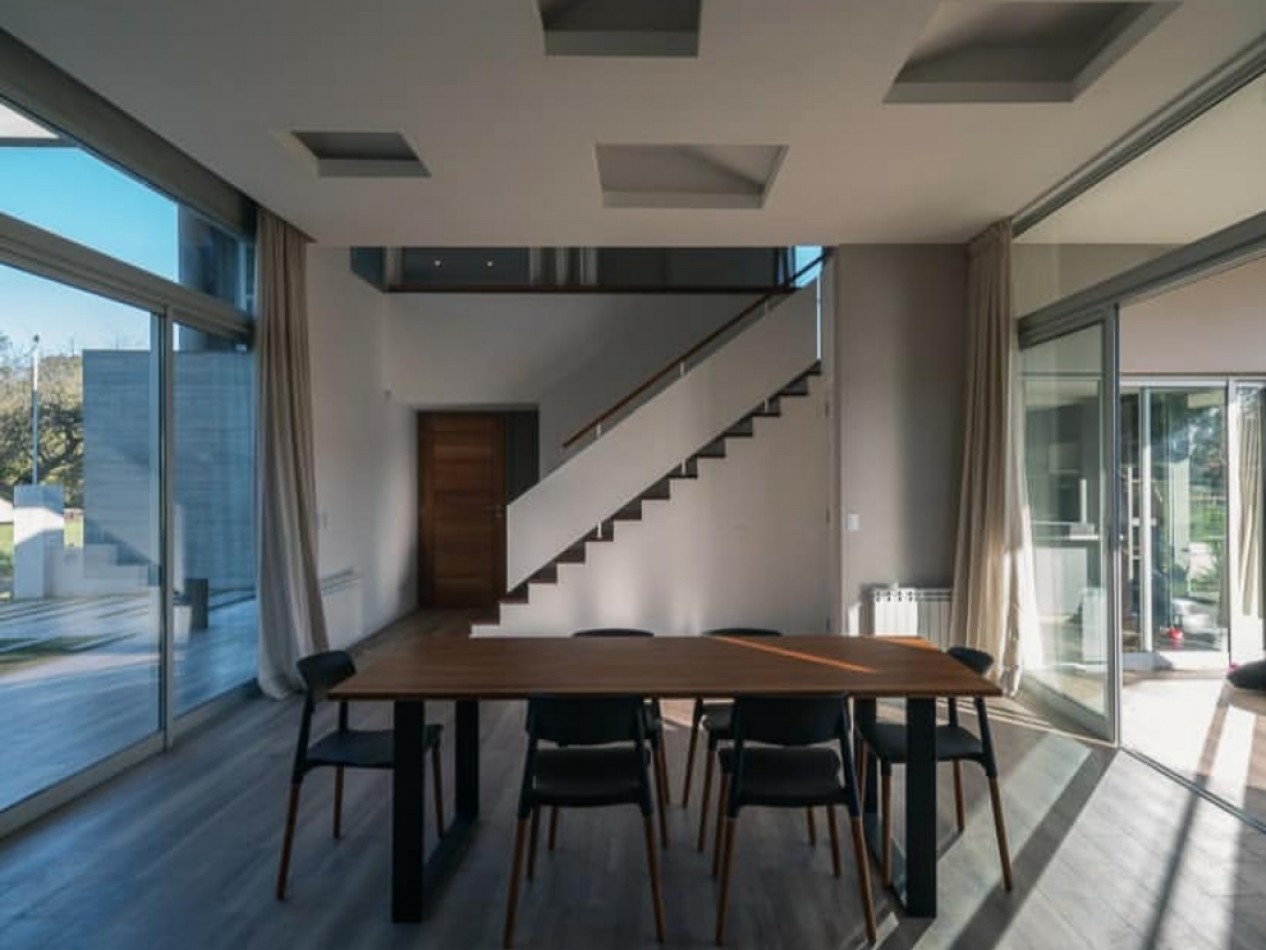 Casa 4 ambientes de corte moderno Reserva Golf de Acantilados