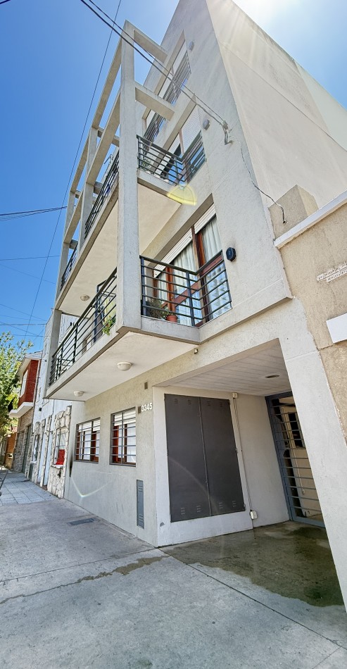Departamento 3 ambientes con cochera descubierta