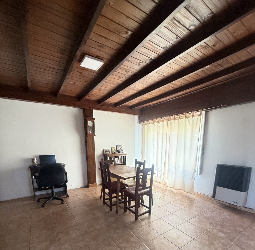 Venta casa con gran lote , tres ambientes