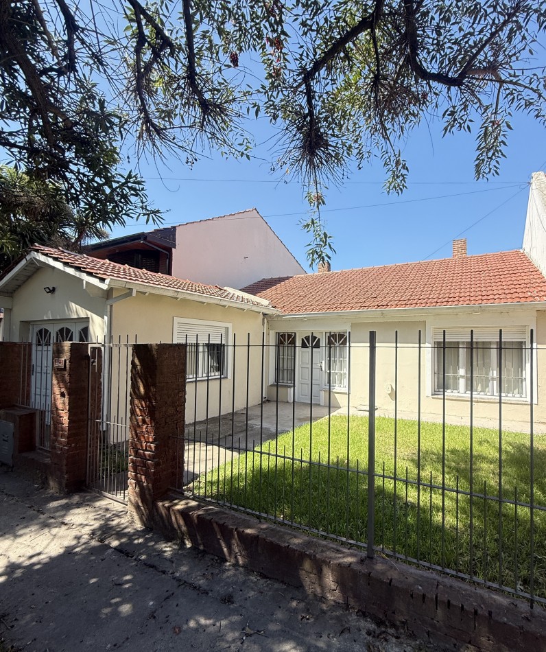 Venta casa con gran lote , tres ambientes