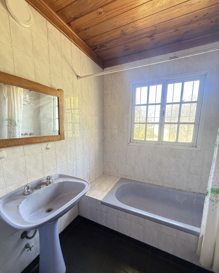 Venta casa con gran lote , tres ambientes