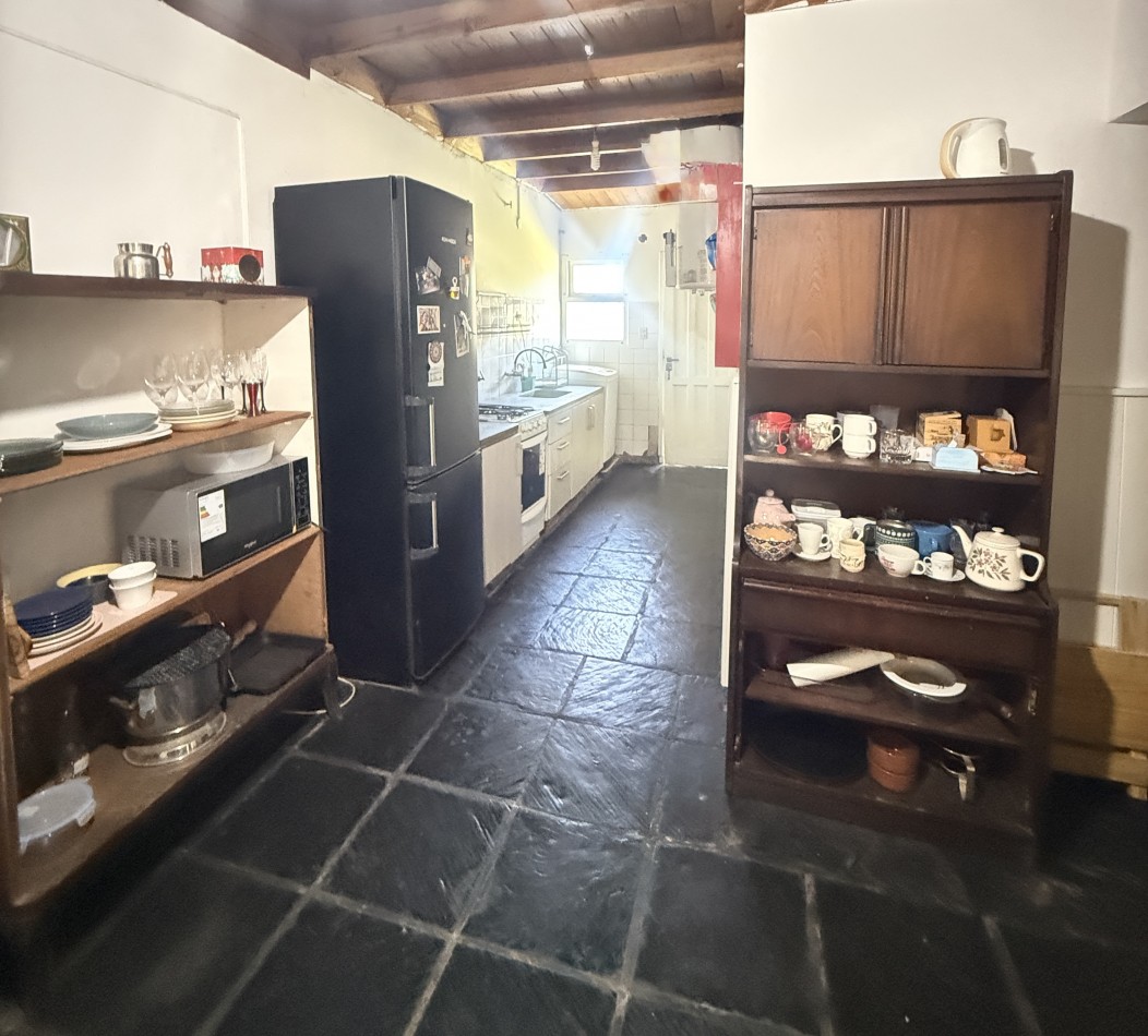 Venta casa con gran lote , tres ambientes