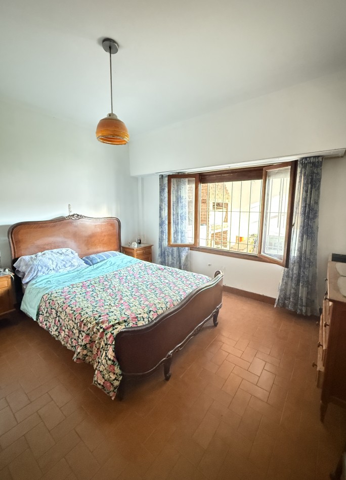 Casa en venta tres ambiente con departamento y espacio aereo para construccion 