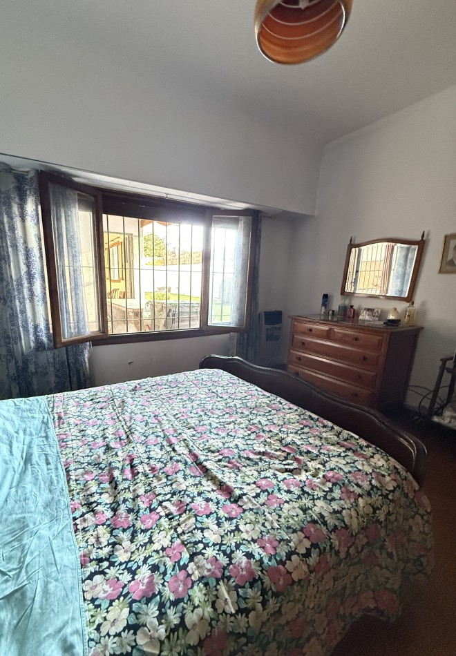 Casa en venta tres ambiente con departamento y espacio aereo para construccion 