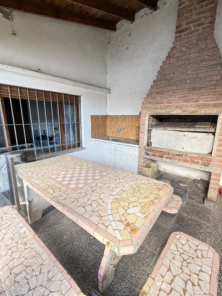 Casa en venta tres ambiente con departamento y espacio aereo para construccion 