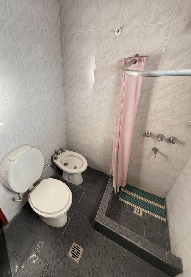 Casa en venta tres ambiente con departamento y espacio aereo para construccion 