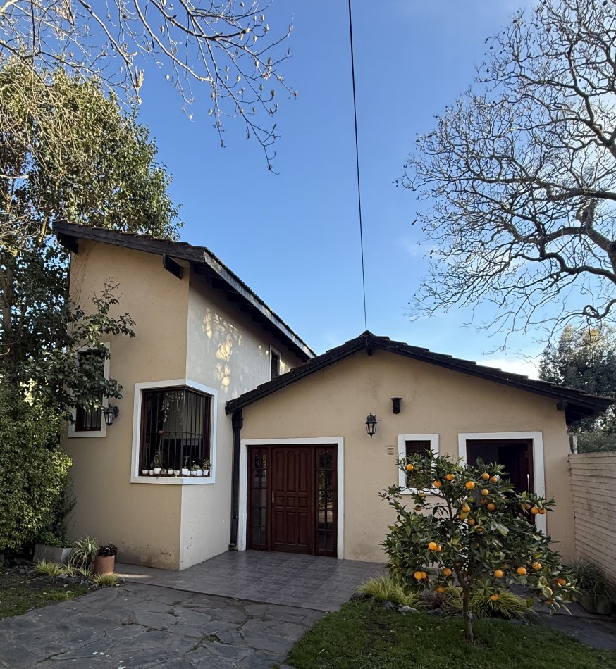 Casa en venta con gran lote y pileta 