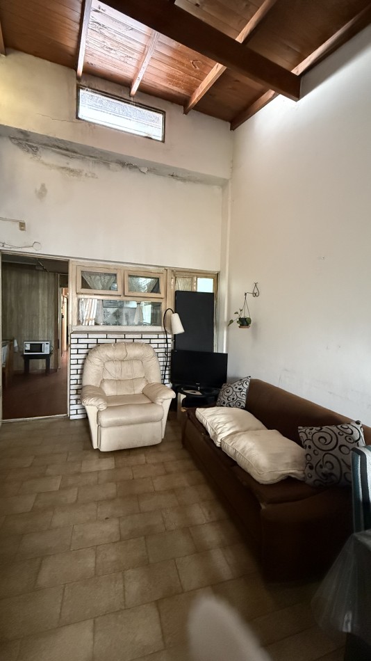 Casa de 4 ambientes a reciclar lote propio 