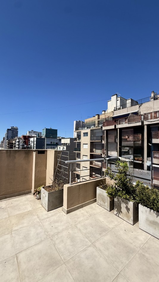 Departamento tres ambientes con gran terraza 