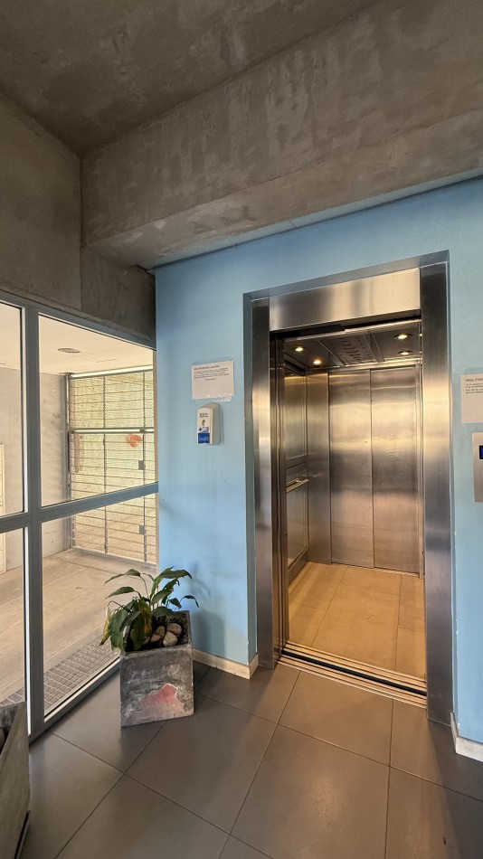 Departamento tres ambientes con gran terraza 