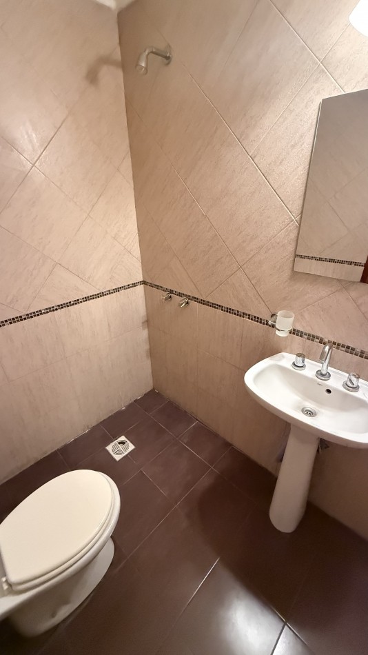 Casa cuatro ambientes con  quincho en impecable estado 