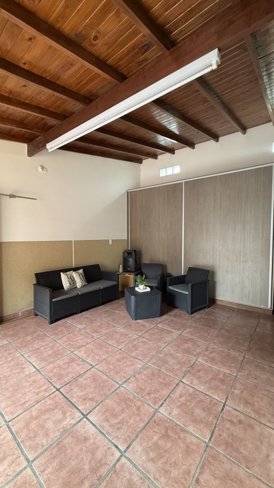 Casa cuatro ambientes con  quincho en impecable estado 