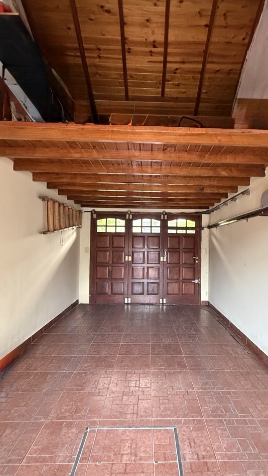 Casa cuatro ambientes con  quincho en impecable estado 