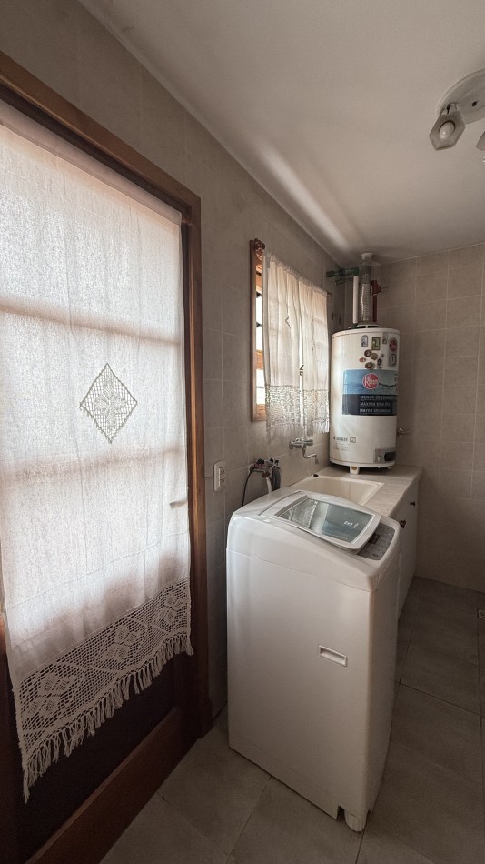 Casa cuatro ambientes con  quincho en impecable estado 