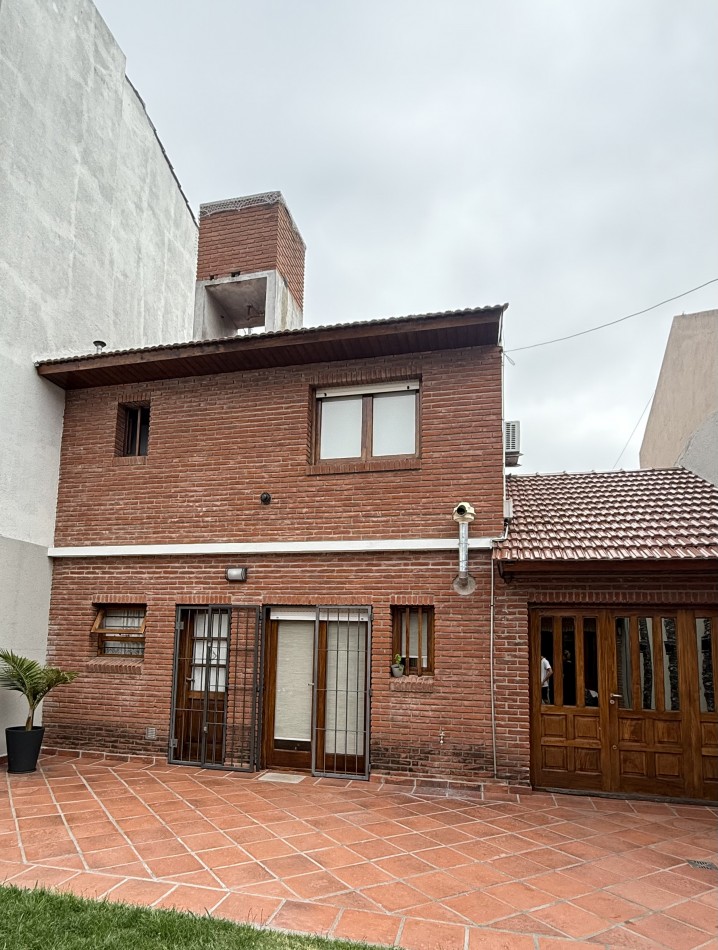 Casa cuatro ambientes con  quincho en impecable estado 
