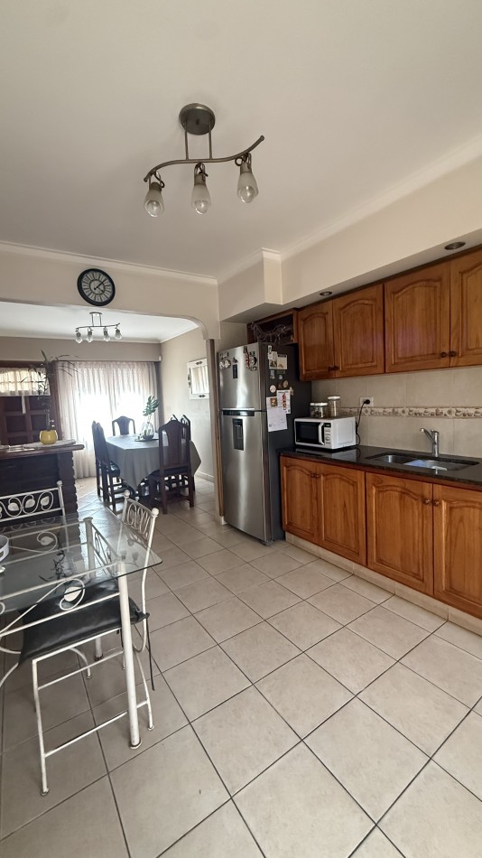 Casa cuatro ambientes con  quincho en impecable estado 