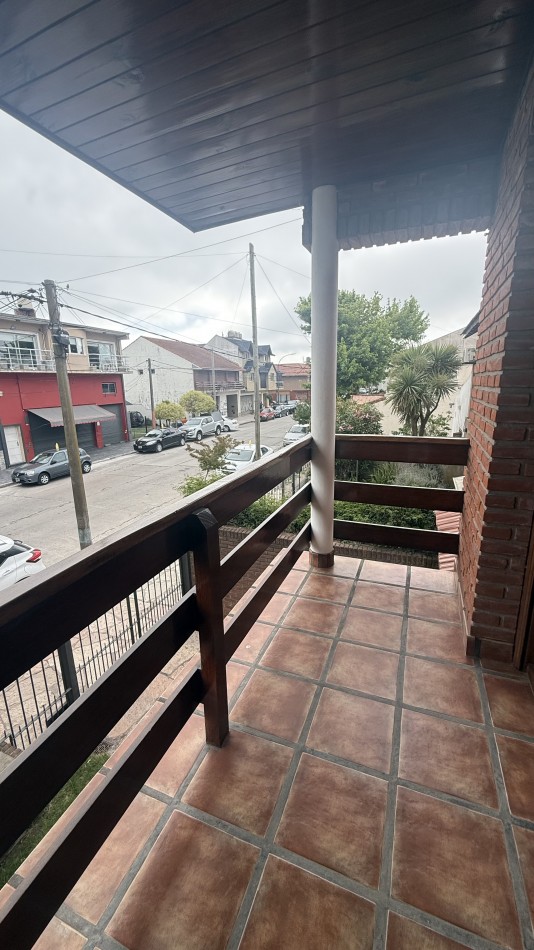 Casa cuatro ambientes con  quincho en impecable estado 