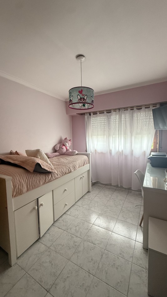 Casa cuatro ambientes con  quincho en impecable estado 