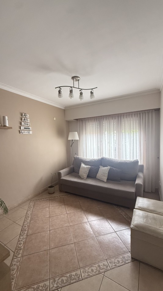 Casa cuatro ambientes con  quincho en impecable estado 