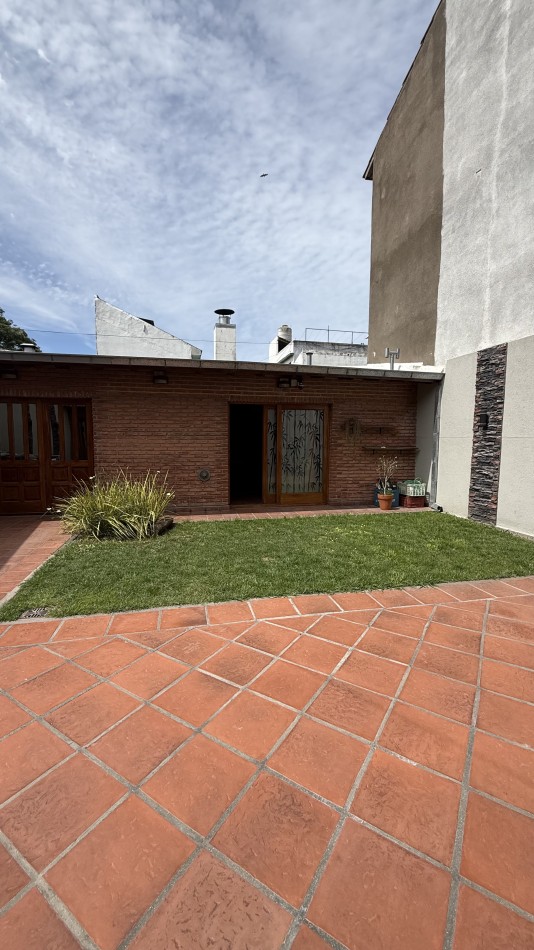 Casa cuatro ambientes con  quincho en impecable estado 