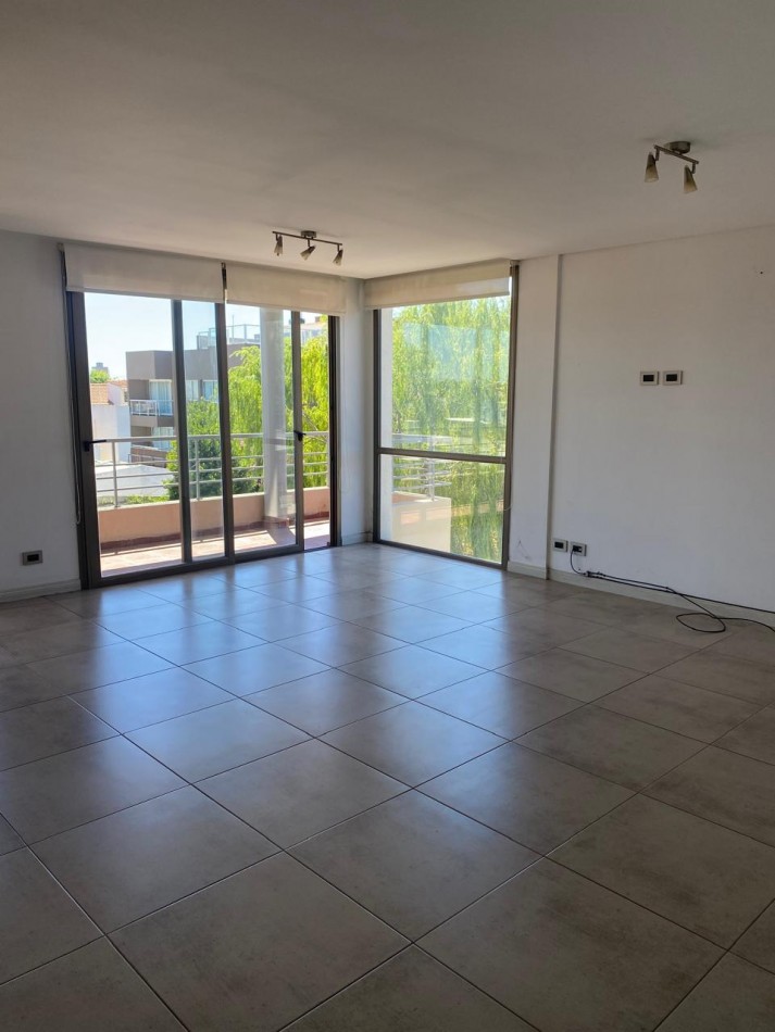 Departamento tres ambientes con cochera 
