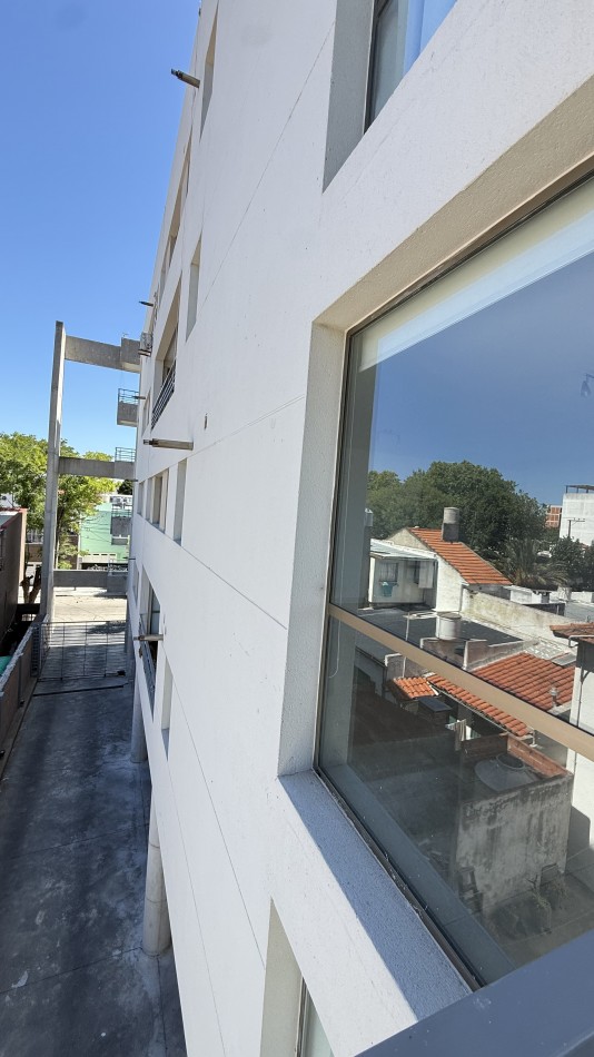 Departamento tres ambientes con cochera 