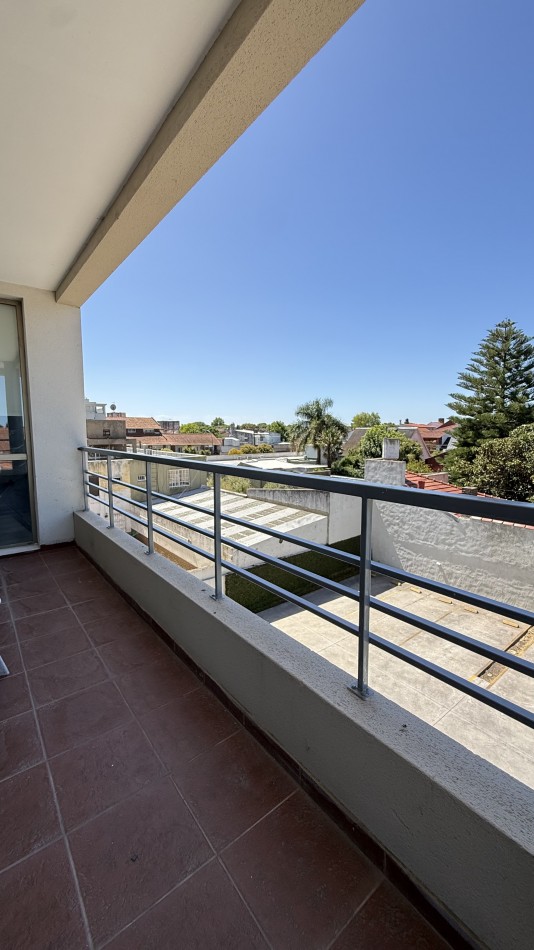 Departamento tres ambientes con cochera 