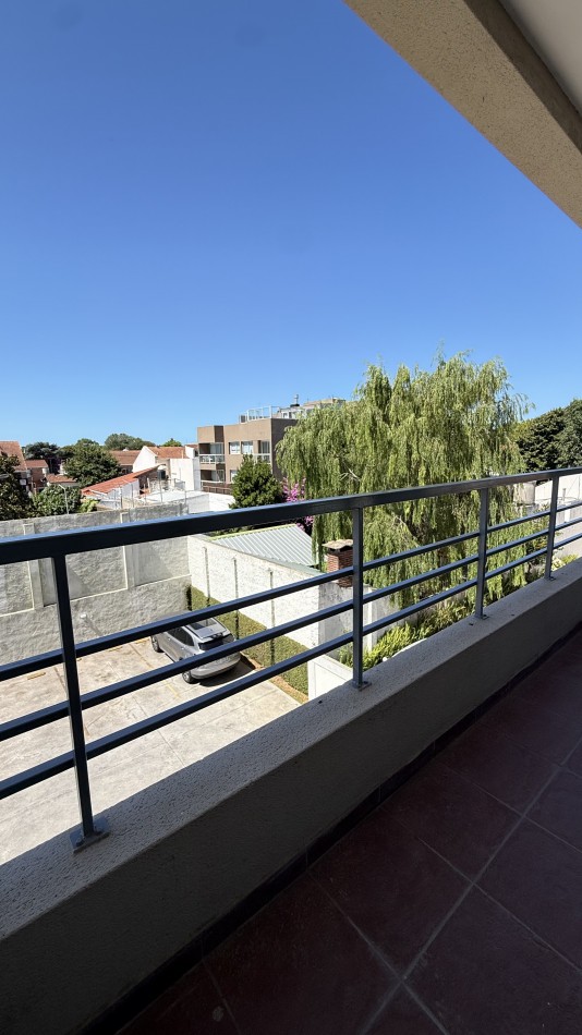 Departamento tres ambientes con cochera 