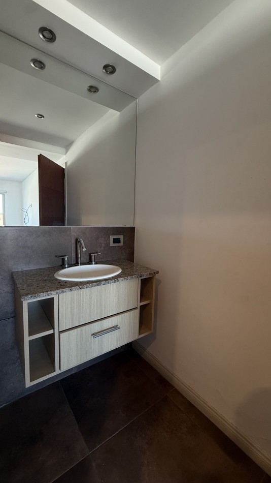 Departamento tres ambientes con cochera 