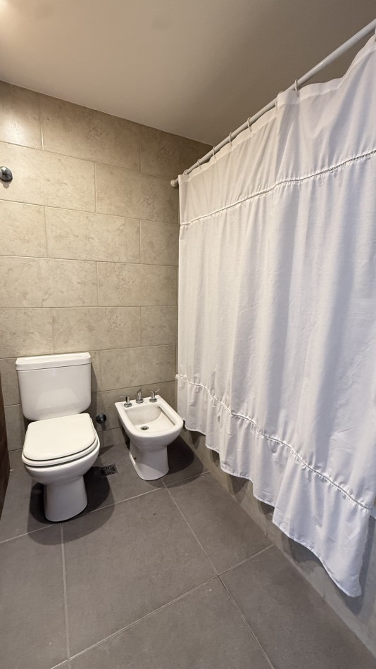 Departamento tres ambientes con cochera 