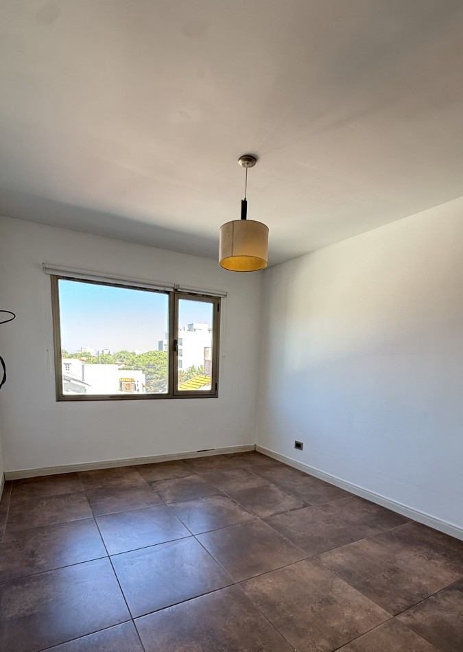 Departamento tres ambientes con cochera 