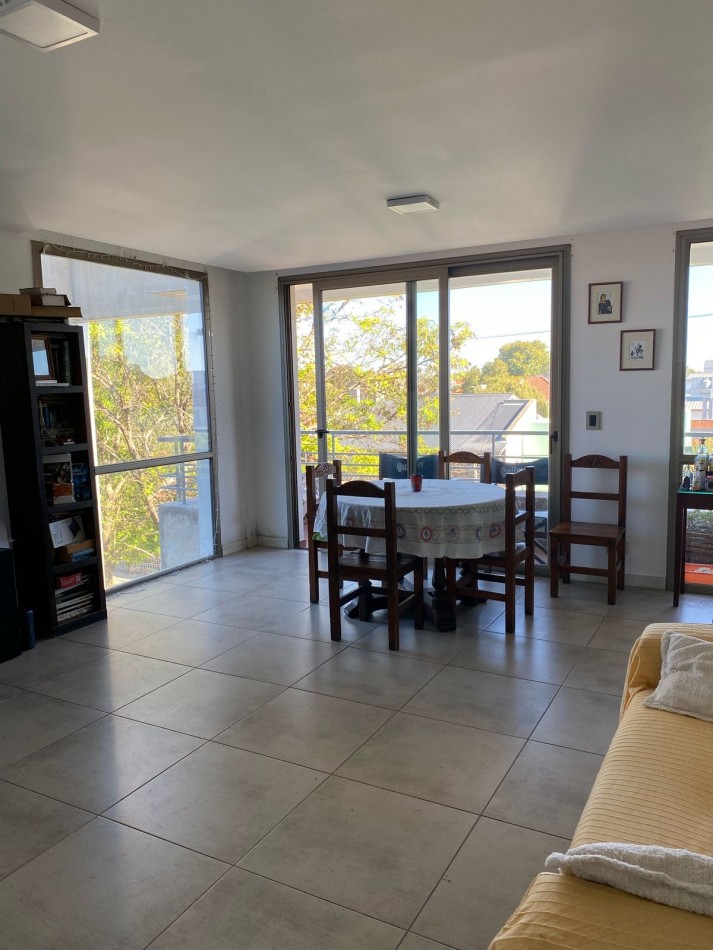 Departamento tres ambientes con cochera 