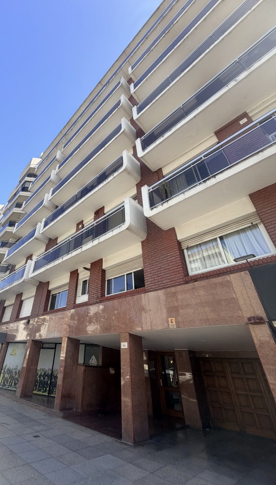 Venta departamento 4 ambientes con patio y cochera  