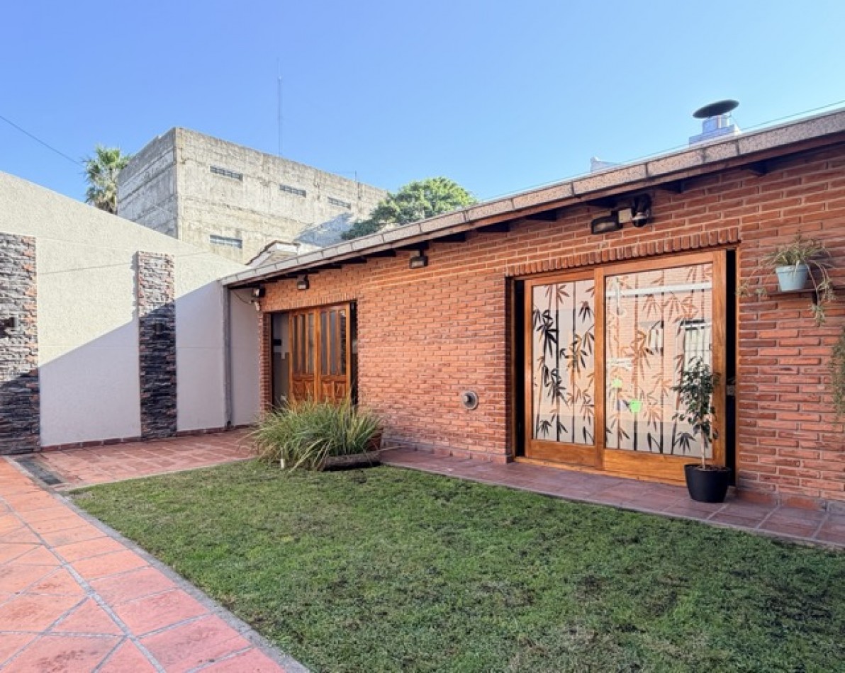 Casa cuatro ambientes con  quincho en impecable estado 
