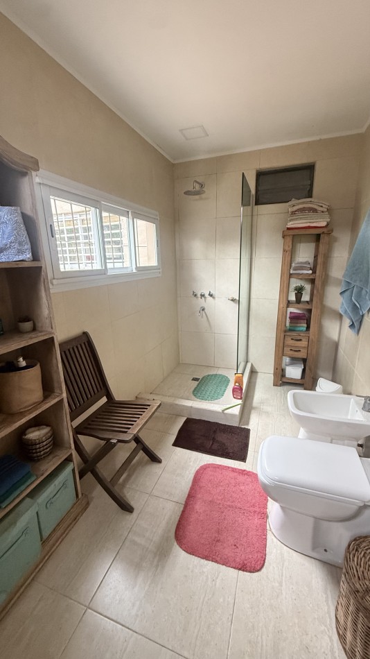 Casa en venta con pileta y parque 