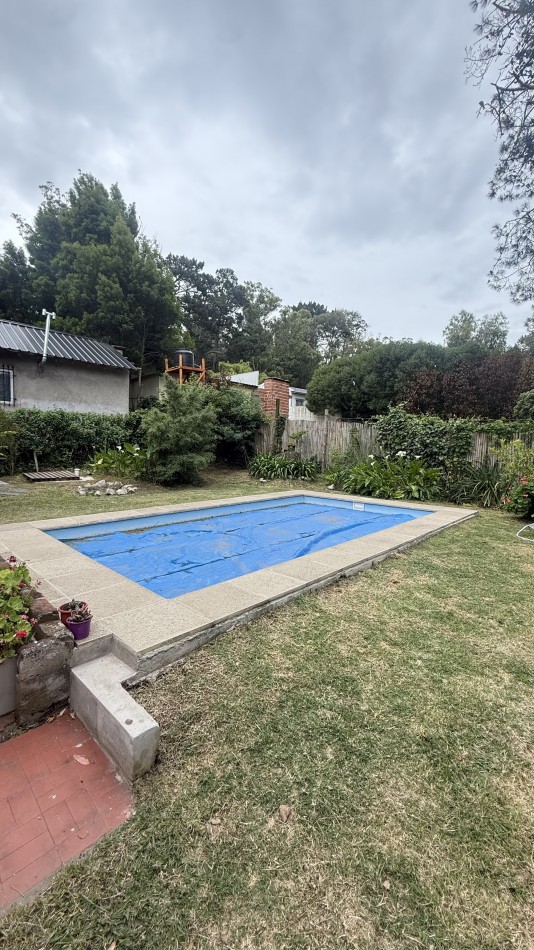 Casa en venta con pileta y parque 