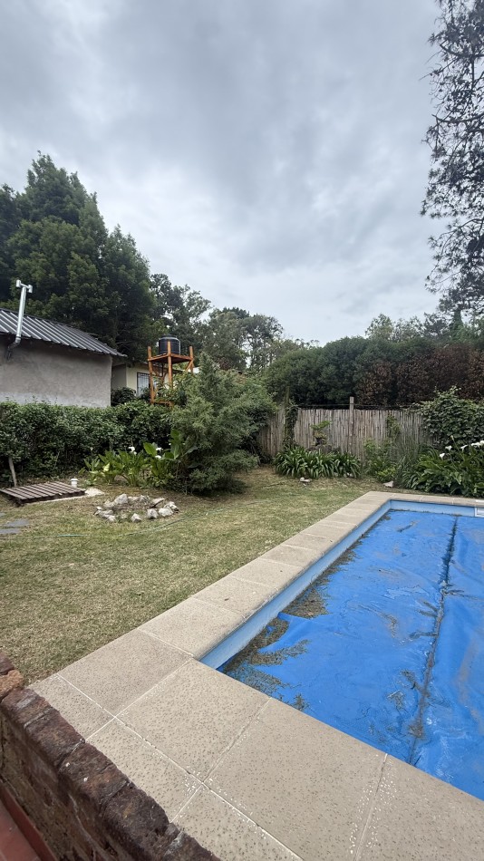 Casa en venta con pileta y parque 
