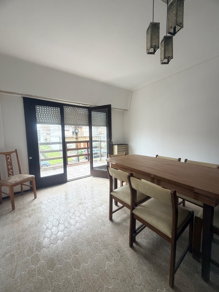 Departamento tres ambientes a la calle con vista 