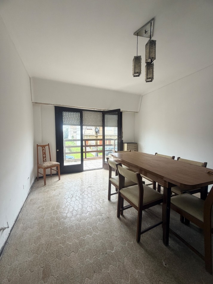 Departamento tres ambientes a la calle con vista 