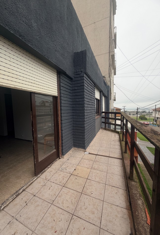 Departamento tres ambientes a la calle con vista 