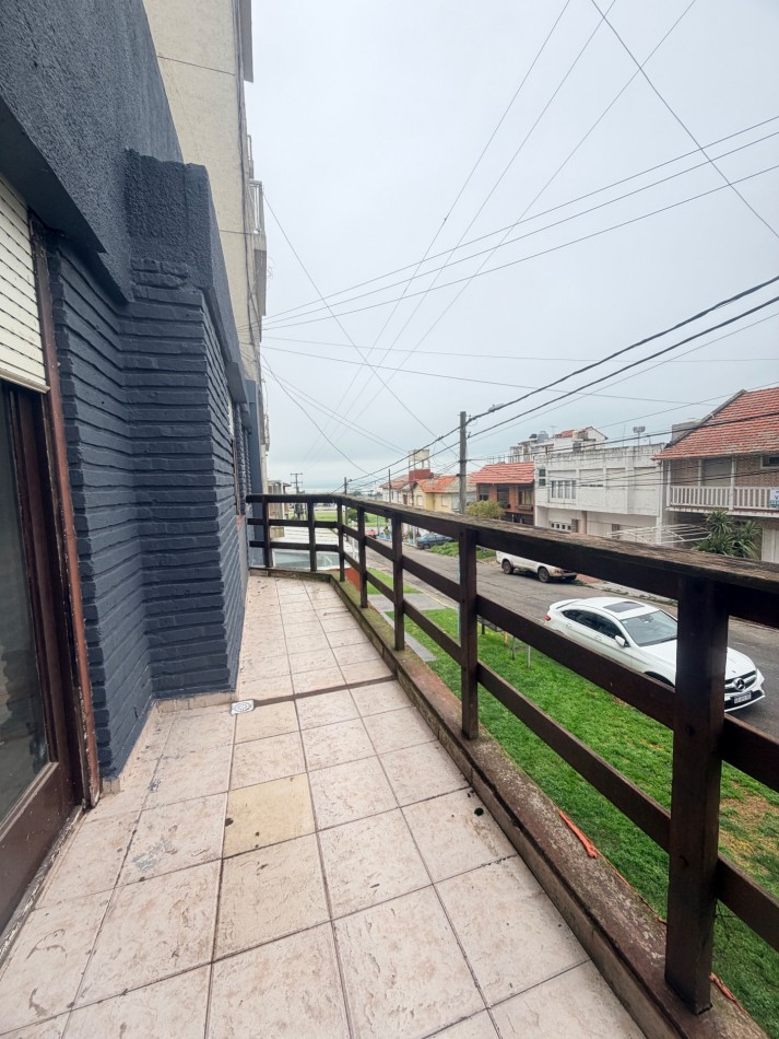 Departamento tres ambientes a la calle con vista 