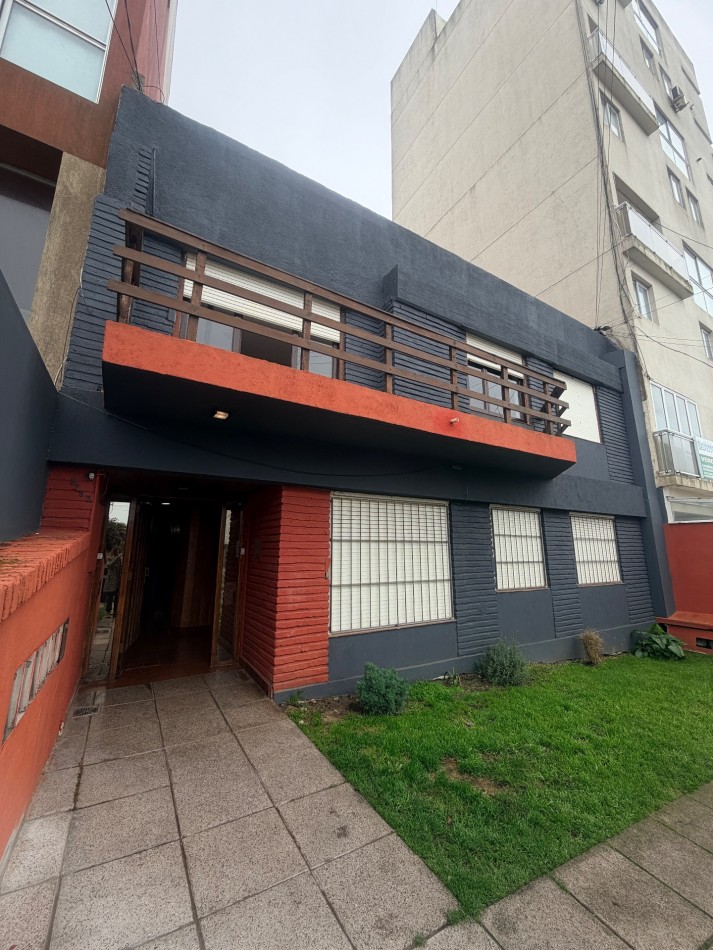 Departamento tres ambientes a la calle con vista 