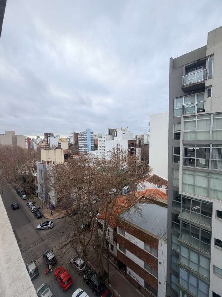Departamento dos ambientes a la calle con cochera