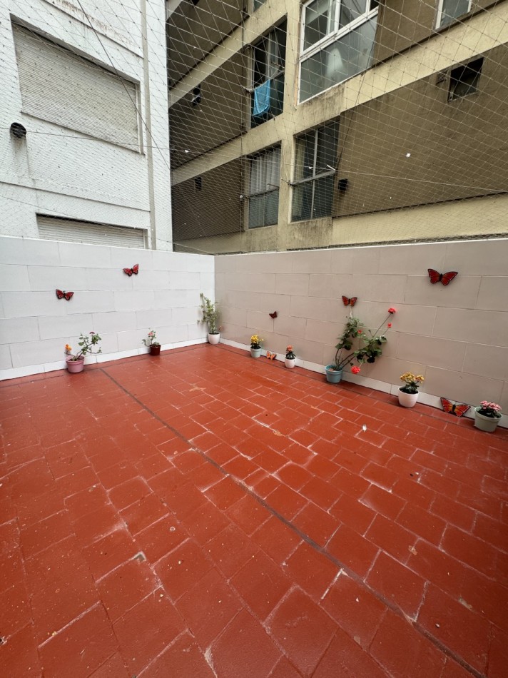 Departamento dos ambientes con amplio patio reciclado