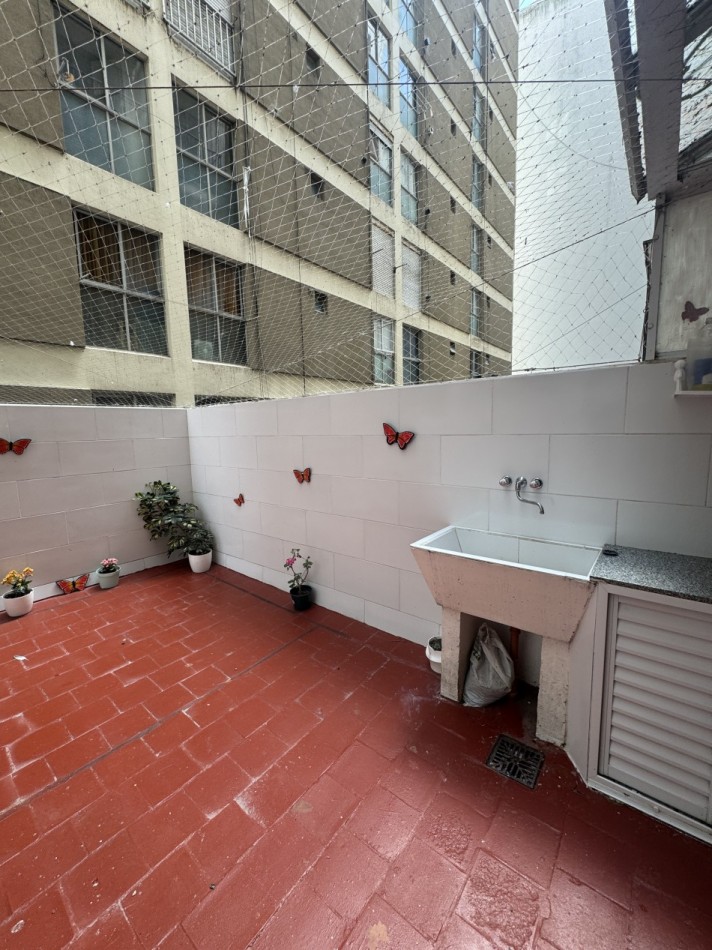 Departamento dos ambientes con amplio patio reciclado