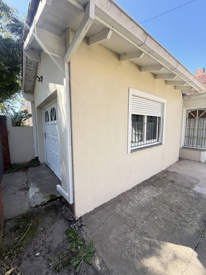 Venta casa con gran lote , tres ambientes