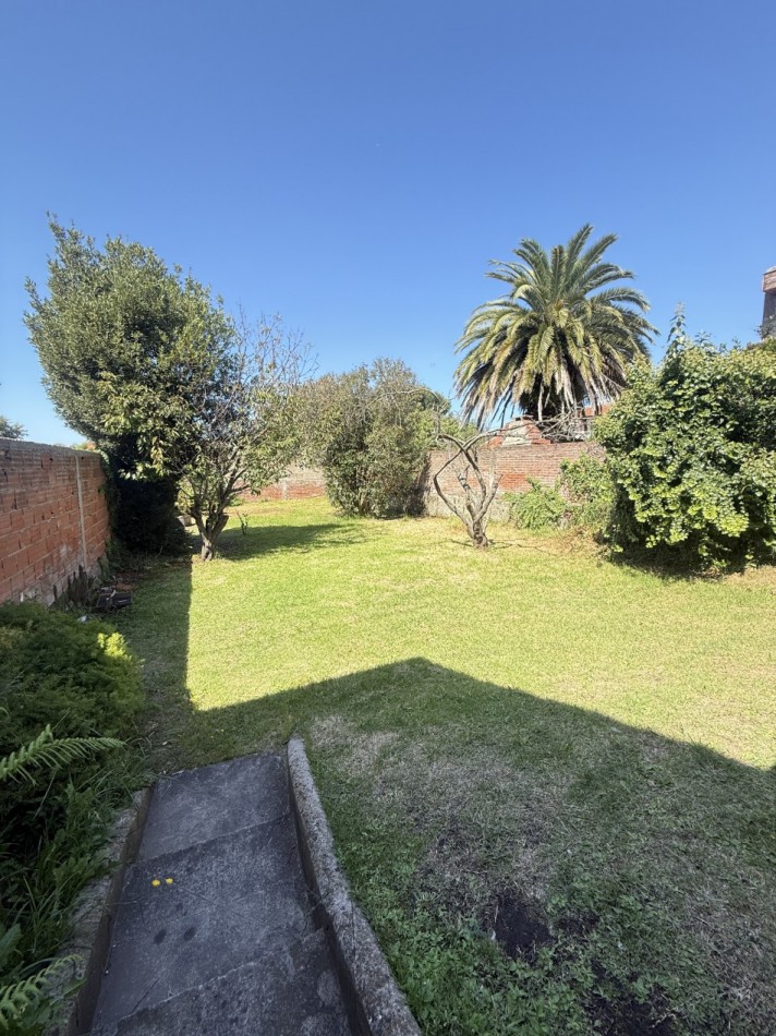 Venta casa con gran lote , tres ambientes