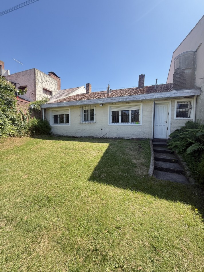 Venta casa con gran lote , tres ambientes
