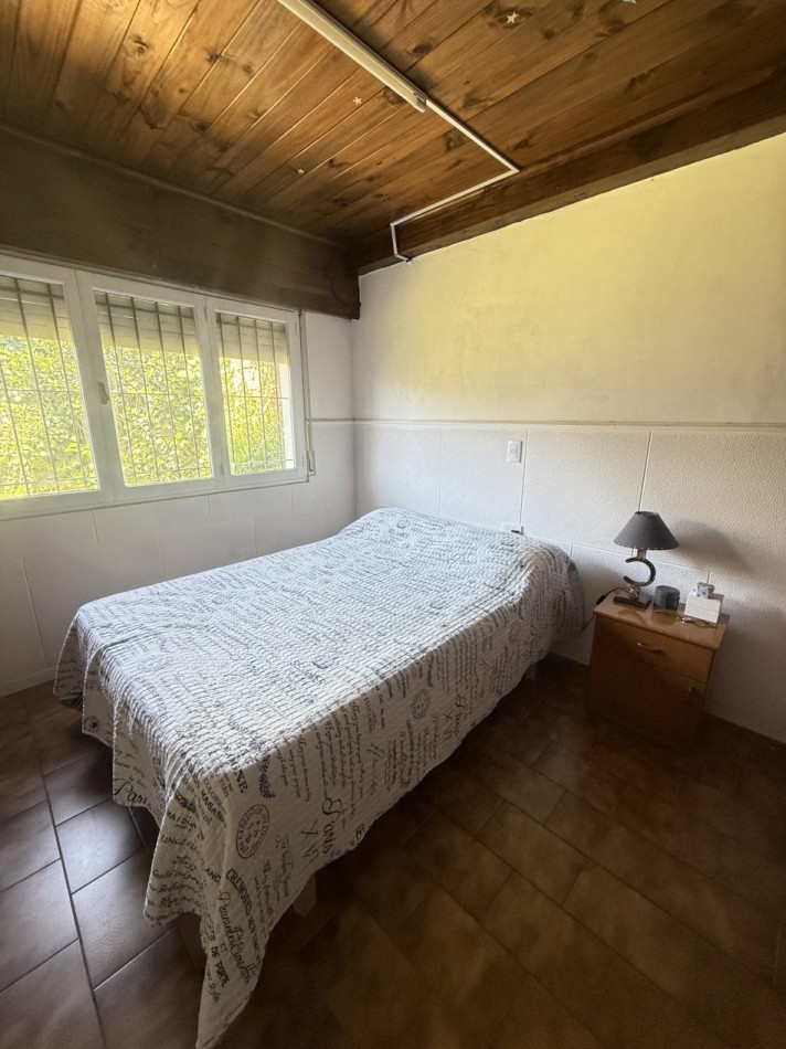 Venta casa con gran lote , tres ambientes