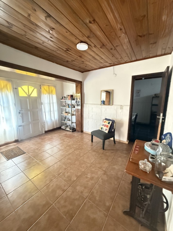 Venta casa con gran lote , tres ambientes